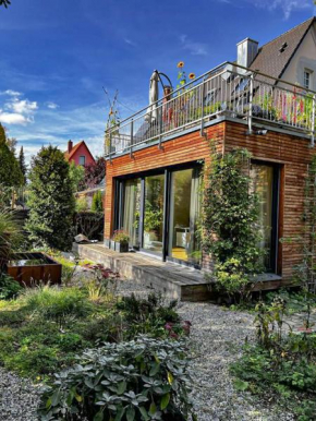 LUXOMES: Design Apartment - Near Airport